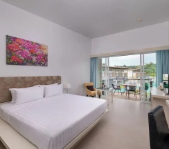Номер Deluxe с балконом и с красивым видом из окна в The Briza Beach Resort Khaolak