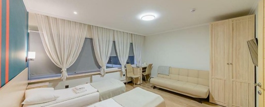 Номер стандарт с 2 односпальными кроватями и диваном в Andersen