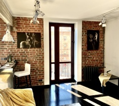 Двухместные апартаменты с 2 комнатами с балконом и с красивым видом из окна двуспальная кровать в Апартаменты InterLoft 6 Old Town Free Parking Wi-Fi 100/50 Smart TV