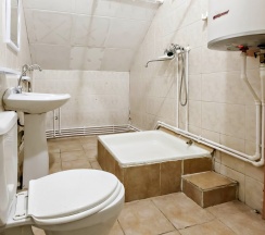 Кровать в общем номере с красивым видом из окна в Атлантида