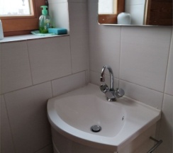 с тремя раздельными кроватями без кондиционера в Саттва