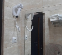 Трёхместный номер Standard с балконом и с красивым видом из окна в АлМар