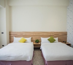 Четырёхместный номер Standard в Rainbow Hotel