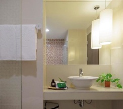 Двухместный полулюкс с видом на сад двуспальная кровать в Chor Cher - The Luxury Green Hotel