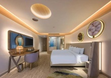 Двухместный номер Premier с балконом двуспальная кровать в Andaman Embrace Patong