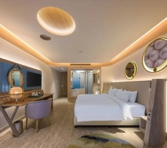 Двухместный номер Premier с балконом двуспальная кровать в Andaman Embrace Patong