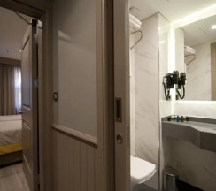 Четырёхместный полулюкс семейный (пристройка) в Seraglio Hotel & Suites