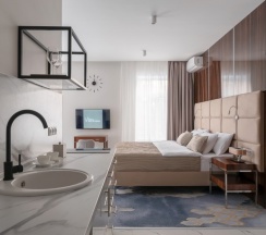 Апартаменты для 5 гостей в V Hotel&Rooftop lounge