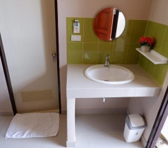 Двухместный номер Deluxe с видом на море двуспальная кровать в Отель Kata Beachwalk