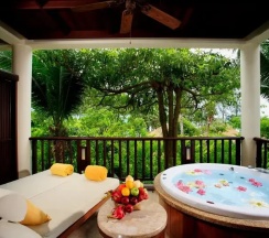 Двухместный номер Spa Deluxe с видом на сад двуспальная кровать в Отель Centara Grand Beach Resort and Villas Krabi