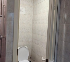 Кровать в 8-местном общем женском номере в Only
