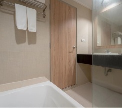 Двухместный полулюкс с видом на бассейн двуспальная кровать в Green Park Resort