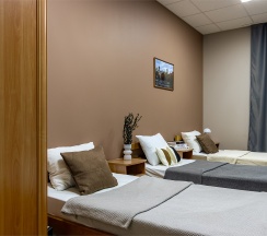 Трехместный номер с общей ванной комнатой в Номера в Гатчине