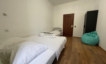 3-местная комната комфорт с 1 односпальной и 1 двуспальной кроватью в Simple Seasons Rooms (Симпл Сизонс Румс)