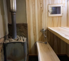 Коттедж с балконом и с красивым видом из окна в Филин дом