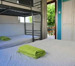 Кровать в общем номере с балконом и с красивым видом из окна в Lemongrass Hostel