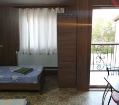 Комната студия с 2 односпальными и 1 двуспальной кроватью в На Уютной 10