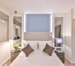 Двухместный номер Deluxe с балконом и с видом на море двуспальная кровать в Hera Hotel