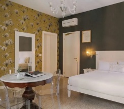Двухместный номер Deluxe с видом на канал (двуспальная кровать) в Отель IH Hotels Venezia Salute Palace