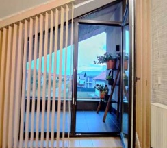 Двухместная студия с балконом и рядом с пляжем двуспальная кровать в Дом-студия