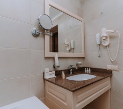 Двухместный люкс с частичным видом на море двуспальная кровать в Grand hotel Anapa