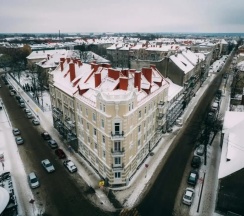 Апартаменты с 2 комнатами в Квартира в знаменитом доме с Атлантом