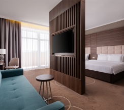 Номер Family Room Premium с двуспальной кроватью, односпальной кроватью и диваном в Movenpick Resort&SPA Anapa Miracleon