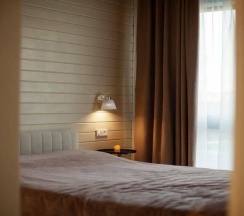 Большой дом Форест с чаном в окружении леса в Timeless