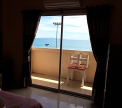 Номер Superior с балконом и с видом на море в Wilai Guesthouse