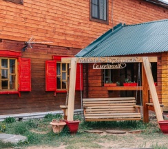 “FAMILY ROOM” благоустроенный номер с двуспальной кроватью, угловым диваном и кухней в Семейный
