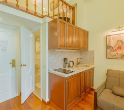 Двухуровневая студия для троих в Цветной Петербург дом художников