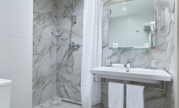 Однокомнатный двухместный  с двумя раздельными кроватями (без балкона, вид на стену) Главный корпус в Тетьково