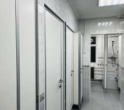 Кровать в 4-местном общем мужском номере в Темпер прайд