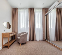 Люкс с 2 комнатами с балконом и с красивым видом из окна в Villa Blanca