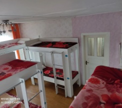 Кровать в общем номере с красивым видом из окна в На Орманова