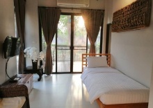 Трёхместный семейный люкс с балконом в Tharaburi Resort Sukhothai