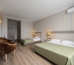 Семейный Полулюкс с 1 двуспальной и 1 односпальной кроватями в Ka Royal Hotel Boutique