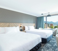 Четырёхместный номер Standard в Sandman Hotel Vancouver Downtown