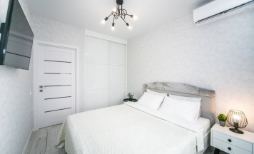 Двухместные апартаменты с балконом и с видом на город двуспальная кровать в Квартира в центре Минска, метро Ковальская слобода!