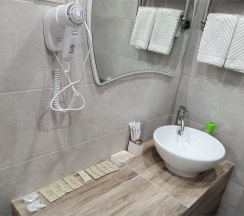 Двухкомнатный двухместный номер с двумя дополнительными местами с кондиционером в Колыба