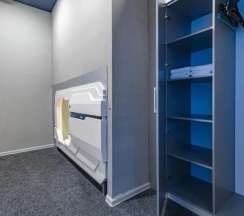 Двухместная капсула двуспальная кровать в Caps Lock hotel