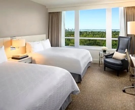 Четырёхместный номер Deluxe с видом на залив в Fontainebleau Miami Beach