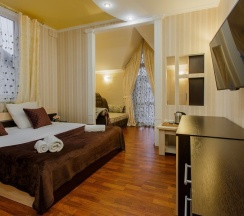 Четырёхместный номер с террасой, вид на горы и сад в Skayfom