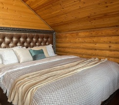 Коттедж с балконом и с красивым видом из окна в Domik_05