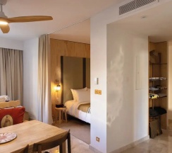 Двухместный люкс с балконом (двуспальная кровать) в MOB Hotel Cannes