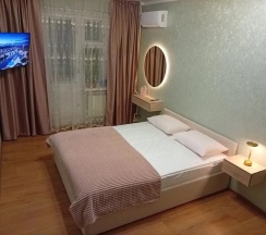 Апартаменты c 1 комнатой с балконом и с красивым видом из окна в Квартира на Александровской у М4
