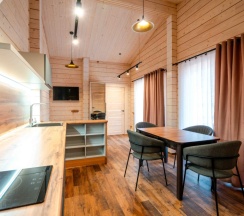 Четырёхместное шале с 2 комнатами с красивым видом из окна в Топорок