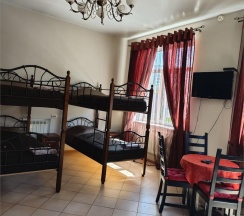 Кровать в 8-местном общем номере в Гостевой дом