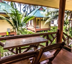 Двухместное бунгало Air-Con Deluxe двуспальная кровать в Kaibae Beach Resort