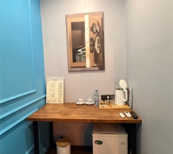 Улучшенный  номер с одной кроватью размером Queen Size без окна (Отель Мёд) №8 в Мёд & Маяк